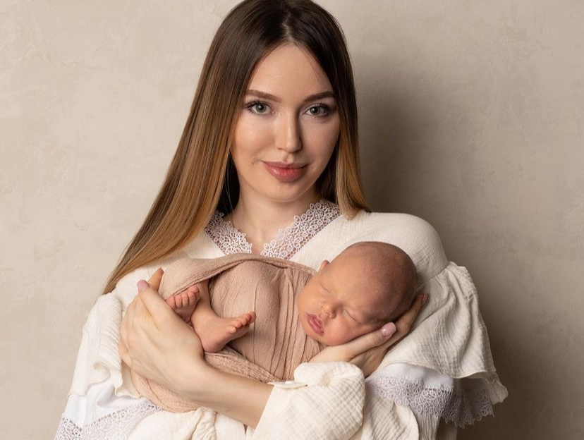 Устала мама: Анастасия Костенко рассказала, когда закончит кормить грудью сына